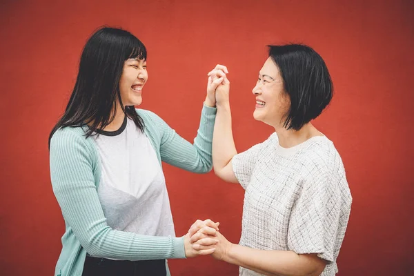 Madre e hija asiáticas divirtiéndose al aire libre - Familia china feliz disfrutando de tiempo juntos afuera - Felicidad, amor, paternidad y concepto de estilo de vida de la gente —  Fotos de Stock