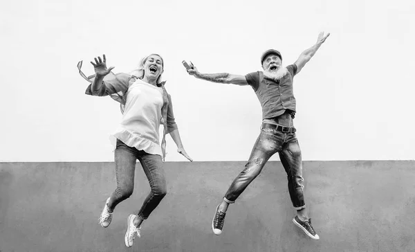 Feliz casal sênior louco pulando juntos ao ar livre - Maduro pessoas da moda se divertindo celebrando e dançando fora - Conceito de felicidade, liberdade aposentada, despreocupado, amor e relacionamento — Fotografia de Stock