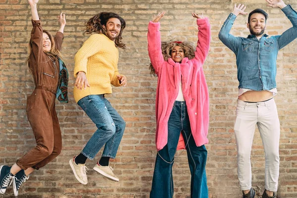 Щасливі друзі стрибають разом на відкритому повітрі - тисячолітня молодь весело танцює та святкує зовні - Концепція дружби, святкування вечірки та молодіжного способу життя — стокове фото