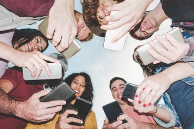 Açık havada mobil akıllı telefonlar kullanan arkadaş grubu - Bin yıllık gençler yeni teknoloji trendleri bağımlısı - Kavramı bin yıllık nesil z, teknoloji, sosyal medya ağı ve gençlik yaşam tarzı