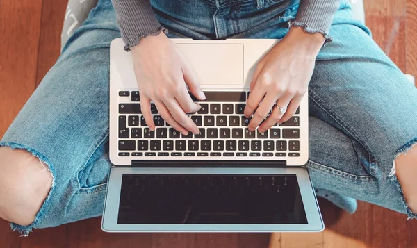 Jong meisje met laptop thuis - vrouw heeft plezier met nieuwe technologie computer terwijl zitten op de vloer - mensen, jeugd, tech en werk concept — Stockfoto
