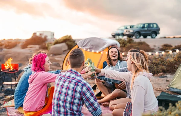 Felices Amigos Brindando Cervezas Fiesta Camping Barbacoa Grupo Jóvenes Hipsters — Foto de Stock