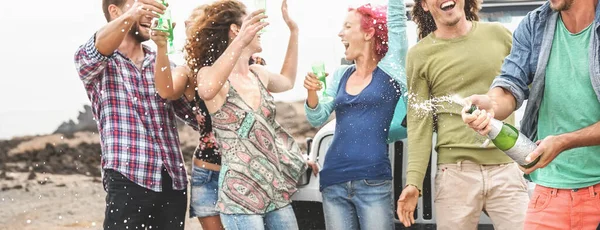 シャンパンの屋外で祝うグループ幸せな友人 道路旅行休暇中に白ワインを楽しむ若者 青少年文化の休日のライフスタイルコンセプト — ストック写真