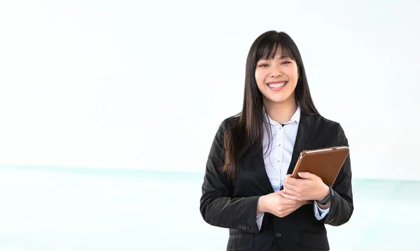 Mujer Negocios Asiática Sosteniendo Tableta Móvil Inteligente Oficina Joven Niña — Foto de Stock