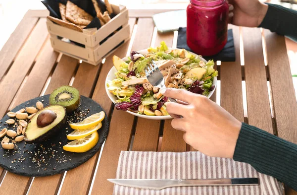 女性の手側ビュー鶏の胸肉アボカドキウイと健康野菜サラダを食べると新鮮なスムージーフルーツを飲む 健康的な栄養食品ライフスタイルのコンセプト — ストック写真