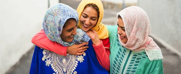 Wanita Muslim Yang Bahagia Berjalan Pusat Kota Gadis Muda Arab — Stok Foto