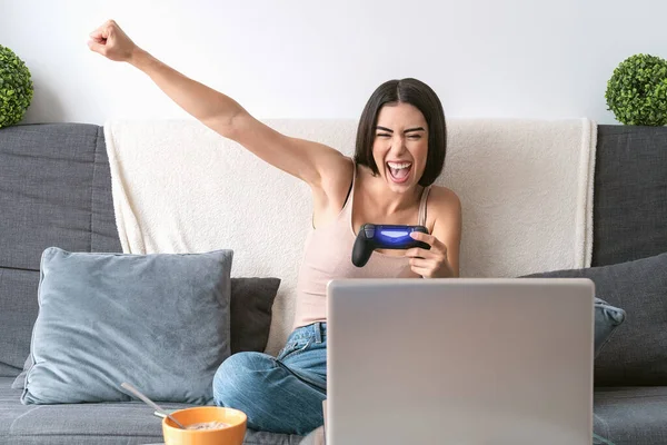 Mujer Joven Jugando Videojuegos Línea Feliz Jugador Divirtiéndose Consola Nueva —  Fotos de Stock