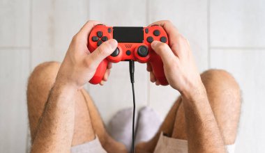 Çevrimiçi video oyunları oynayan genç adam - Erkek el oyunlarını kapat yeni teknoloji konsolunda eğleniyor - Oyun eğlencesi ve gençlik kuşağı yaşam tarzı konsepti