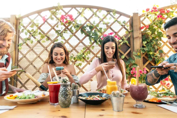 Amigos Felices Tomando Fotos Mientras Almuerzan Con Comida Saludable Bar — Foto de Stock