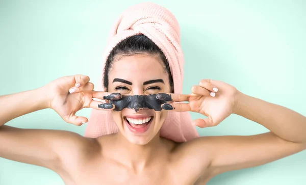 Feliz Chica Sonriente Aplicando Retrato Máscara Carbón Facial Mujer Joven — Foto de Stock