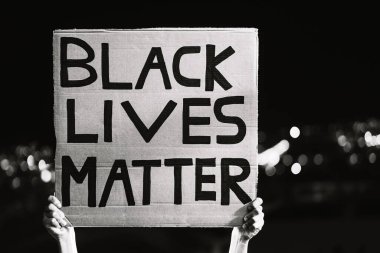 Siyahi yaşamlar önemli afiş - Irkçılığı protesto eden ve eşitlik için mücadele eden aktivist hareket - Sosyal protestolar ve insan hakları kavramı - Siyah ve beyaz kurgu