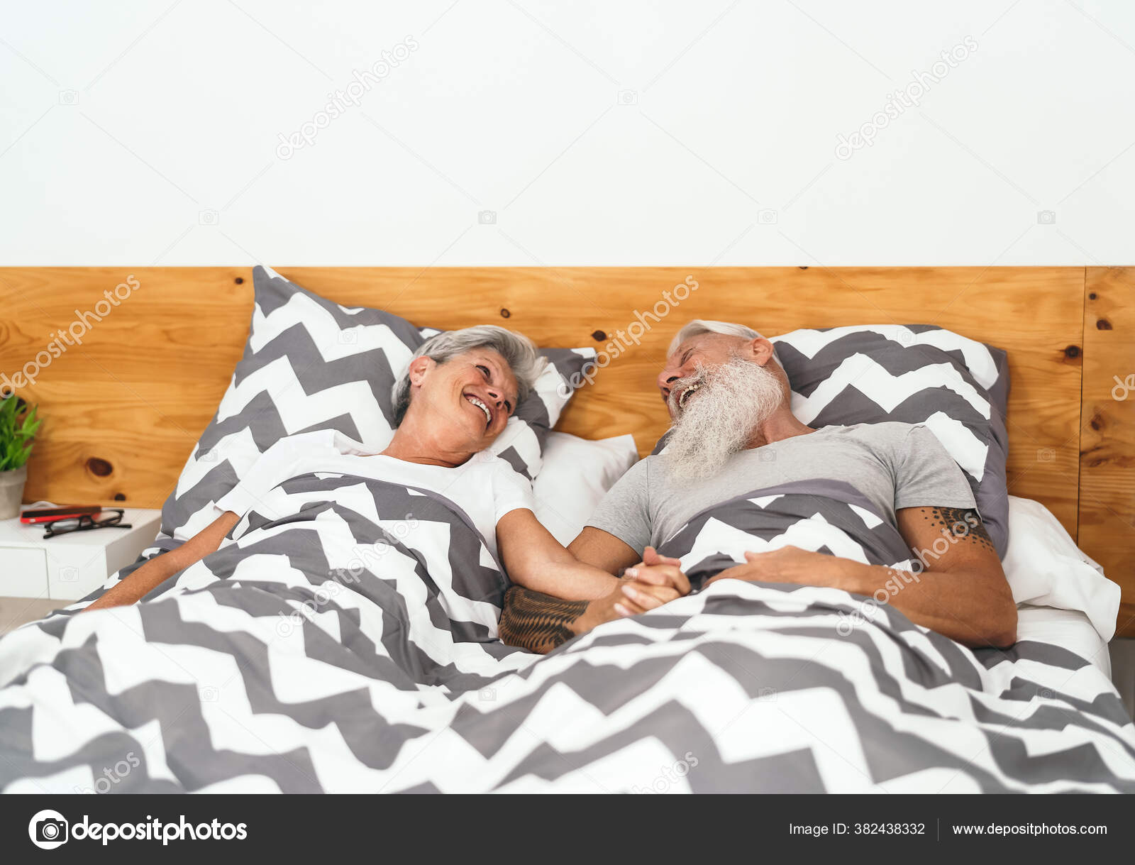 素人熟女熟年夫婦が個人撮影 幸せな高齢者のカップルが目覚める 一緒に面白いベッド時間を持っている熟女 高齢者のライフスタイルと愛の関係の概念 — ストック写真 © AlessandroBiascioli #382438332