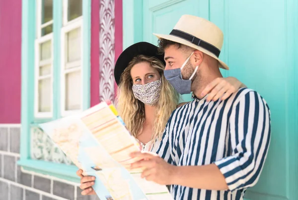 Giovane Coppia Indossa Maschera Facciale Tenendo Mappa Viaggio Viaggiatori Persone — Foto Stock