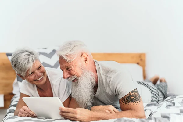 Šťastný Starší Pár Pomocí Digitálního Tabletu Posteli Starší Lidé Kteří — Stock fotografie