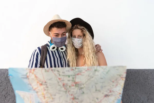 Giovane Coppia Indossa Maschera Facciale Tenendo Mappa Viaggio Viaggiatori Persone — Foto Stock