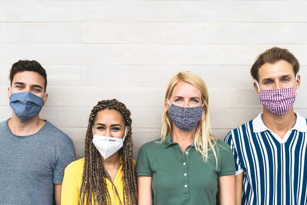 Amigos Multirraciales Que Usan Mascarilla Facial Para Prevenir Detener Propagación —  Fotos de Stock