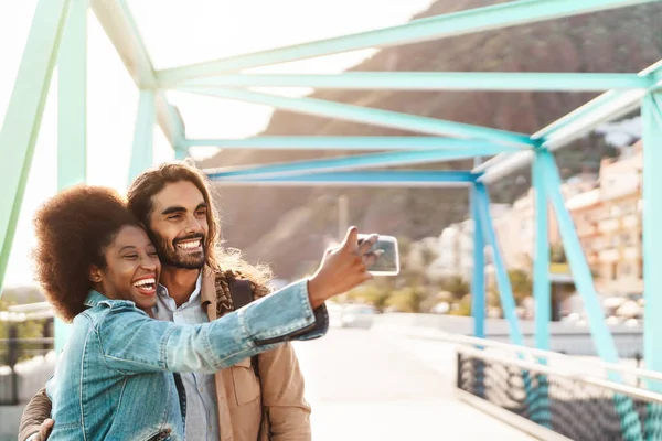 Felice Coppia Sorridente Prendendo Selfie Con Smartphone Cellulare All Aperto — Foto Stock