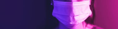 Corona virüsüne karşı yüz maskesi takan genç bir kadın - covid-19 ve sağlık konsepti için zihinsel sağlık etkisi