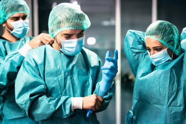Corona virüsü salgını sırasında hastanede cerrahi müdahaleye hazırlanan doktorlar - Coronavirüs salgınıyla mücadeleye hazırlanan tıp çalışanları - Sağlık sigortası konsepti