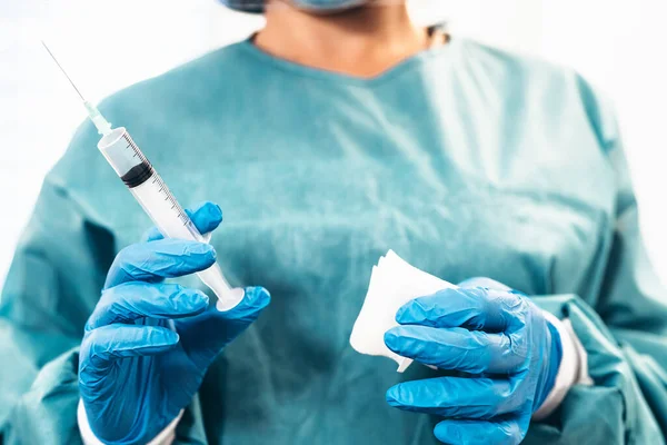 Acercamiento Mujer Doctora Con Vacuna Jeringa Hospital Para Prevenir Brote — Foto de Stock