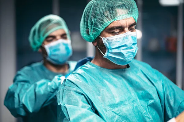 コロナウイルス発生中の病院での外科手術のための医師の準備 コロナウイルスパンデミックと戦うための準備をしている医療従事者 医療医学の概念 — ストック写真