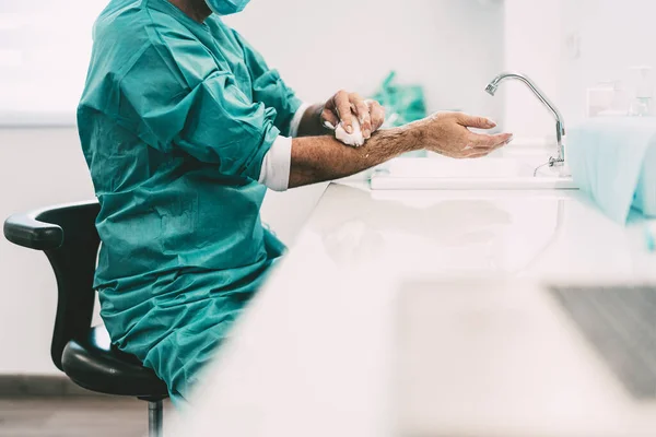 外科医は病院で患者を手術する前に手を洗う 医療従事者は コロナウイルスのパンデミックと戦うための準備をしている 医療と衛生の概念 — ストック写真