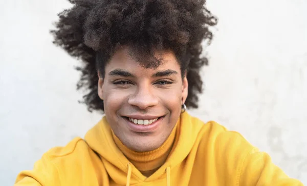 Afro Sorrindo Retrato Homem Jovem Misto Raça Com Cabelo Encaracolado — Fotografia de Stock