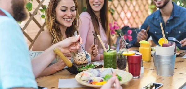 Happy Friends Lunching Healthy Food Bar Coffee Brunch Young People — Stok Foto