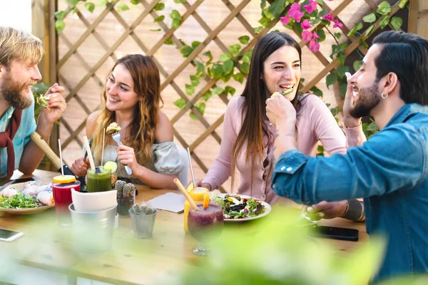 Sağlıklı Arkadaşlarla Öğle Yemeği Bar Kahvesi Brunch Inda Gençler Yemek — Stok fotoğraf