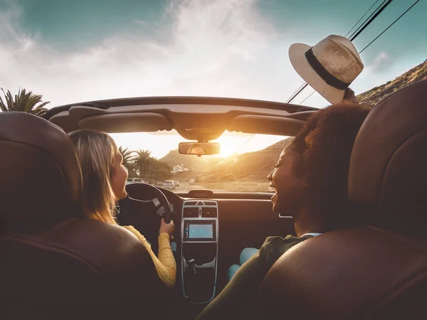 Glückliche Mädchen Auf Roadtrip Tropischer Stadt Reiselustige Mit Spaß Fahren — Stockfoto