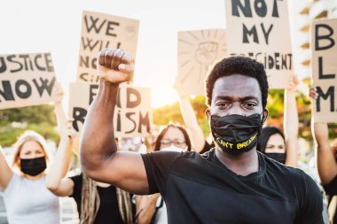 Siyahi yaşamlar, ırkçılığı protesto eden ve eşitlik için mücadele eden aktivist hareketler - farklı kültürlerden göstericiler ve adalet ve eşit haklar için sokakta ırk protestoları