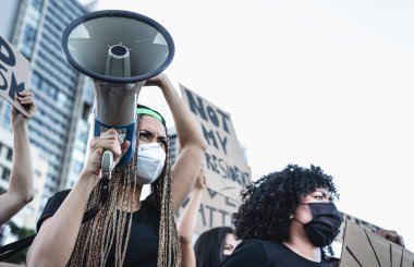 Irkçılığı ve eşitlik mücadelesini protesto eden aktivist hareket - farklı kültürlerden göstericiler ve eşit haklar için sokakta ırk protestoları - Siyahi yaşamları şehir kavramını protesto ediyor