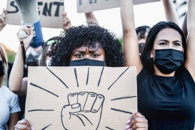 Siyahi yaşamlar, ırkçılığı protesto eden ve adalet için mücadele eden uluslararası aktivist hareketler - farklı kültürlerden göstericiler ve eşit haklar için sokakta ırk protestoları