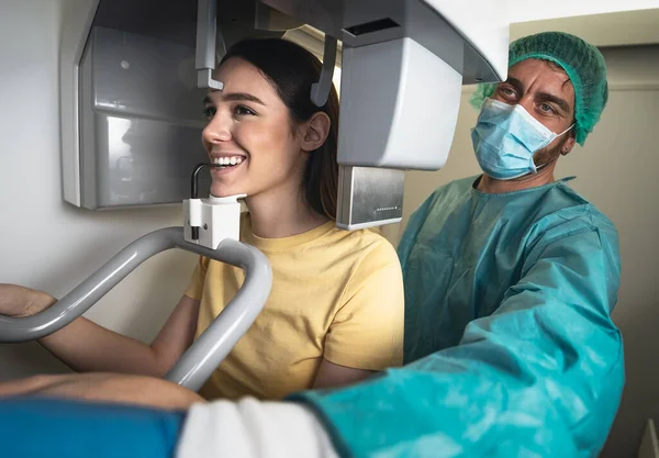 Mujer Joven Paciente Pie Máquina Rayos Dentista Haciendo Radiografía Dental —  Fotos de Stock