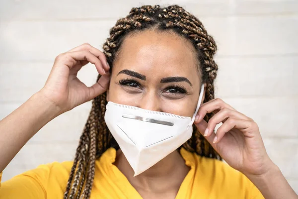 Jeune Femme Afro Avec Des Tresses Portant Visage Portrait Masque — Photo