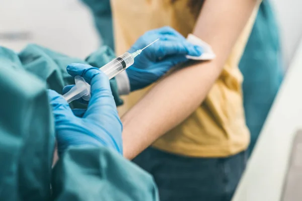 Acercamiento Doctora Haciendo Vacuna Con Jeringa Hospital Para Prevenir Brote — Foto de Stock