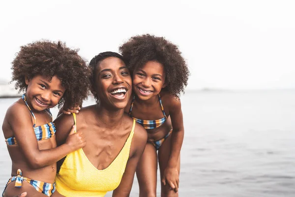 Família Africana Feliz Praia Durante Férias Verão Povo Afro Americano — Fotografia de Stock