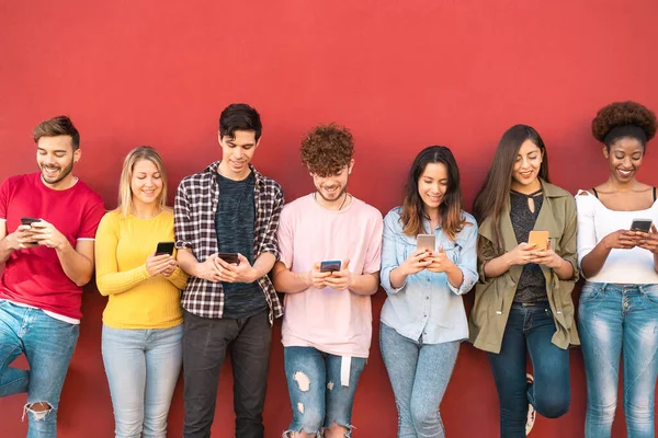 Grupo Jóvenes Amigos Utilizando Teléfono Inteligente Móvil Aire Libre Generación —  Fotos de Stock