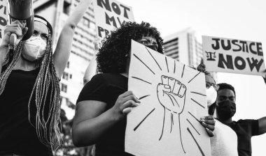 Siyahi yaşamlar, ırkçılığı protesto eden ve adalet için mücadele eden uluslararası aktivist hareketler - farklı kültürlerden göstericiler ve eşit haklar için sokakta ırk protestoları