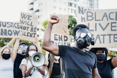 Irkçılığı protesto eden ve eşitlik için mücadele eden gaz maskesi takan aktivist - Siyahların hayatları adalet ve eşit haklar için sokaklarda gösteri yapmak - Blm Uluslararası Hareket Konsepti