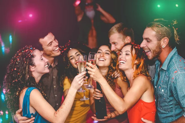 Felices Amigos Celebrando Las Fiestas Fin Año Club Disco Jóvenes — Foto de Stock