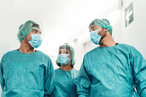 Corona virüsü salgını sırasında hastanede cerrahi operasyona hazırlanan doktorlar - Coronavirüs salgınıyla mücadeleye hazırlanan sağlık çalışanları - Sağlık sigortası konsepti