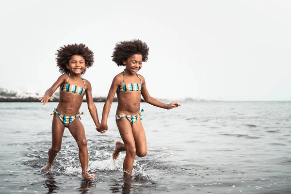 Happy Sisters Running Water Summer Time Afro Kids Having Fun — Stock Photo, Image