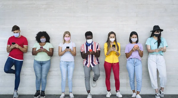 Jeunes Portant Masque Facial Aide Smartphone Mobile Plein Air Des — Photo
