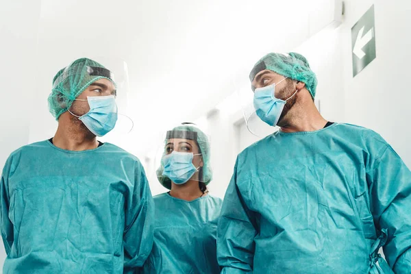 Lekarze Przygotowujący Się Operacji Chirurgicznej Szpitalu Podczas Epidemii Wirusa Korony Obrazek Stockowy