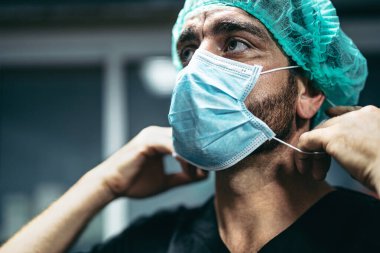 Cerrahi operasyona hazırlanan cerrah - Corona virüsü salgını sırasında gerçek kahramanlar - Sağlık ve doktor kavgaları ve salgının yayılmasını önlemek
