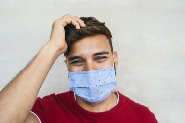 Yüz maskesi takan genç adam - Latin çocuk Corona virüsünün yayılmasını önlemek için koruyucu yüz maskesi kullanıyor - Sağlık ve gençlik çağı konsepti