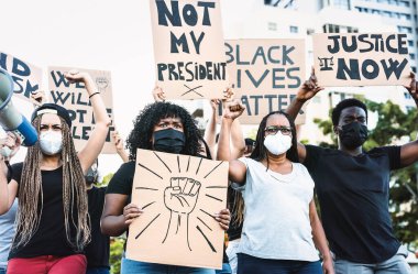 Siyahi yaşamlar, ırkçılığı protesto eden ve eşitlik için mücadele eden aktivist hareketler - farklı kültürlerden göstericiler ve adalet ve eşit haklar için sokakta ırk protestoları