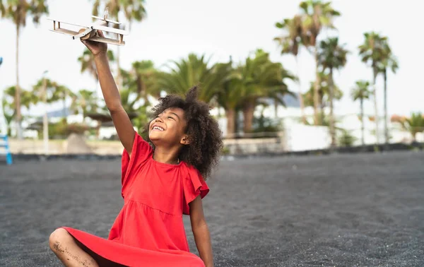 Criança Afro Brincando Com Avião Brinquedo Madeira Praia Criança Divertindo — Fotografia de Stock