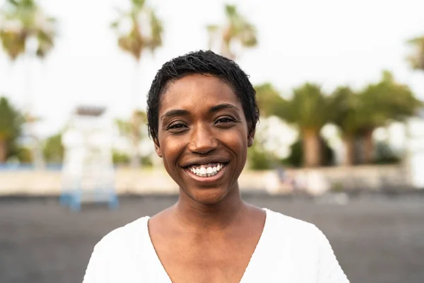 Hymyilevä Afrikkalainen Nainen Muotokuva Onnellinen Musta Nainen Hauskaa Poseeraa Kameran — kuvapankkivalokuva